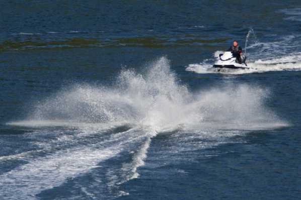 05 May 2018 - 18-03-09.jpg
This what happens when you let the riffraff on jet skis in. They simply can't help themselves, nor read the speed limit. Still they make good pix I 'suppose. That's one in the foreground stopping dead.
#JetSkiAntics #DartmouthJetSkis